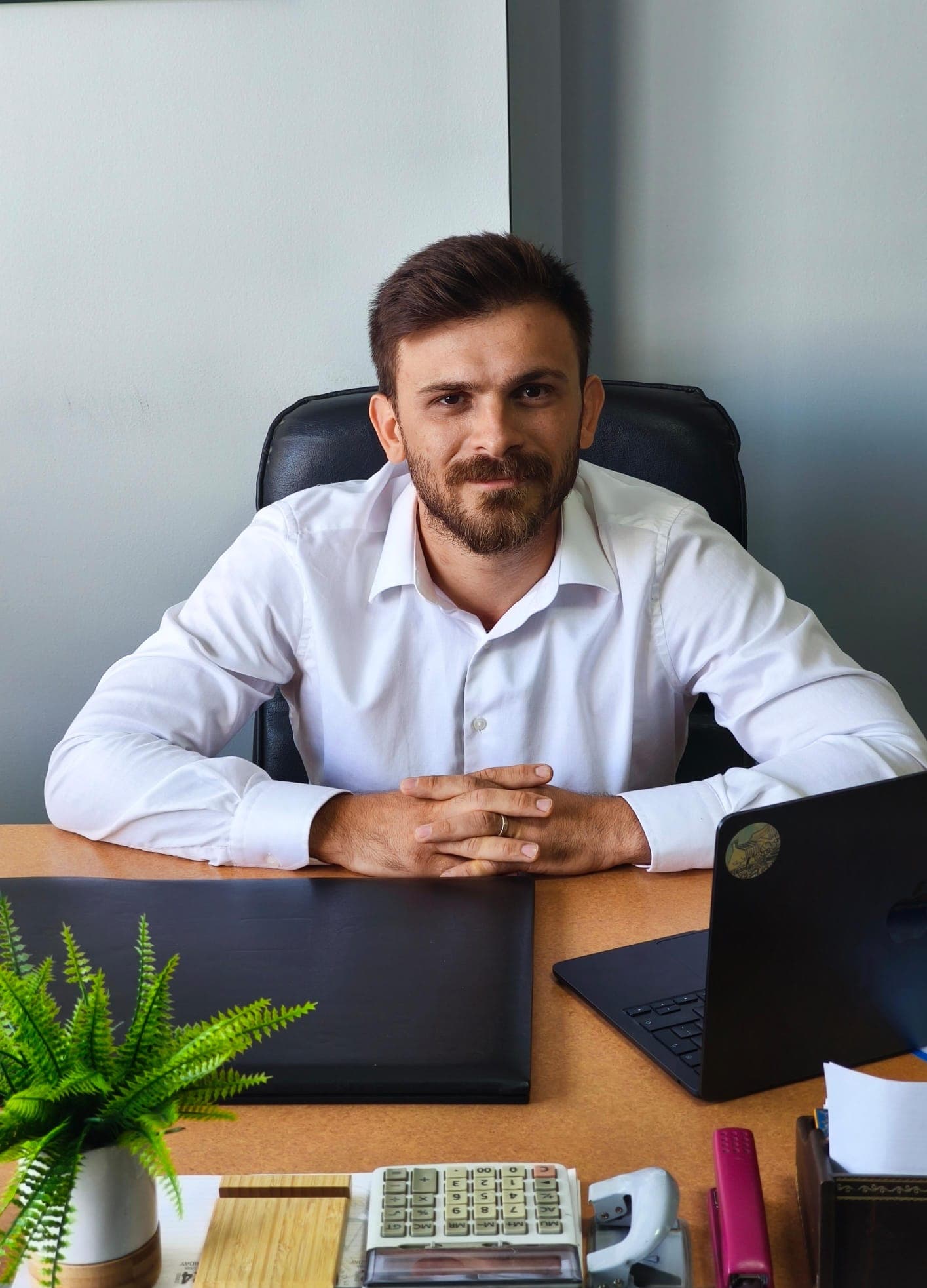 Hukuk kitapları ve araştırma notlarının bulunduğu akademik çalışma masası